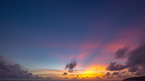 Timelapse Luz Colorida Através Nuvem Acima Oceano Nuvens Estão Movendo — Vídeo de Stock