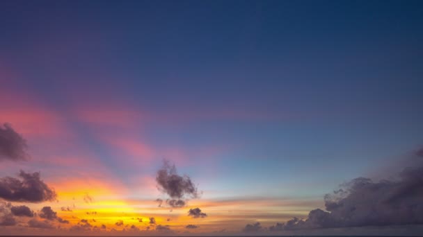 Timelapse Luz Colorida Através Nuvem Acima Oceano Nuvens Estão Movendo — Vídeo de Stock