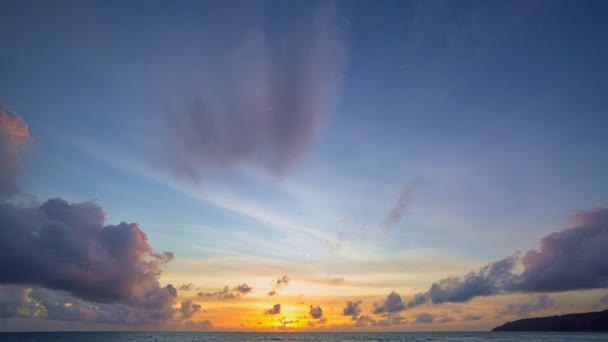 Timelapse Färgglada Ljus Genom Till Molnet Ovanför Havet Moln Rör — Stockvideo