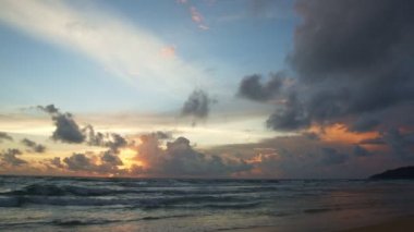 Okyanusun üstündeki buluta doğru renkli bir ışık. Bulutlar şaşırtıcı günbatımı videosu 4K 'de yavaşça hareket ediyor. Doğa videosu. Renkli romantik gökyüzü günbatımı sahnesi..