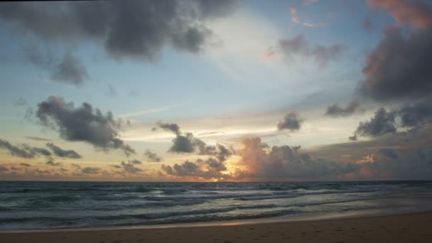 Lumière Colorée Travers Nuage Dessus Océan Nuages Déplacent Lentement Dans — Video