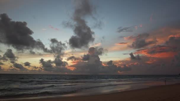 カラフルな光が海の上の雲の中をゆっくりと動き回っています 自然ビデオ高品質なビデオカラフルなロマンチックな空の夕日の背景のシーン — ストック動画
