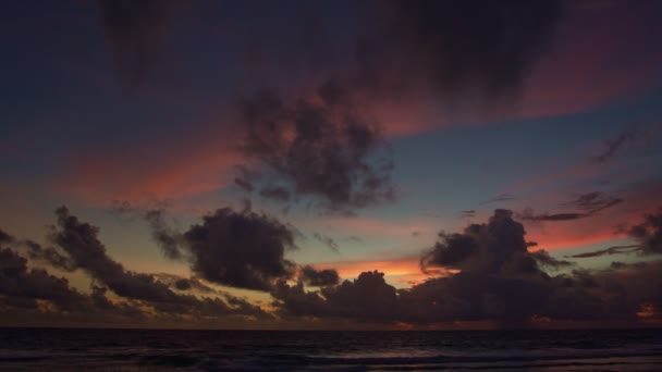 Buntes Licht Durch Die Wolke Über Dem Ozean Wolken Bewegen — Stockvideo