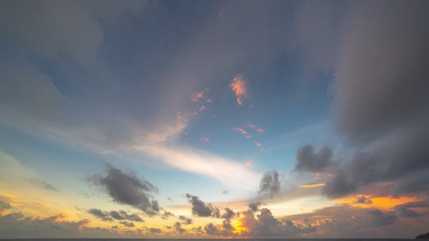 Красочный Свет Сквозь Облако Над Океаном Облака Движутся Медленно Потрясающем — стоковое видео