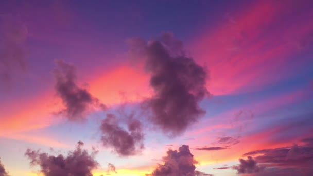 カラフルな光が海の上の雲の中をゆっくりと動き回っています 自然ビデオ高品質なビデオカラフルなロマンチックな空の夕日の背景のシーン — ストック動画