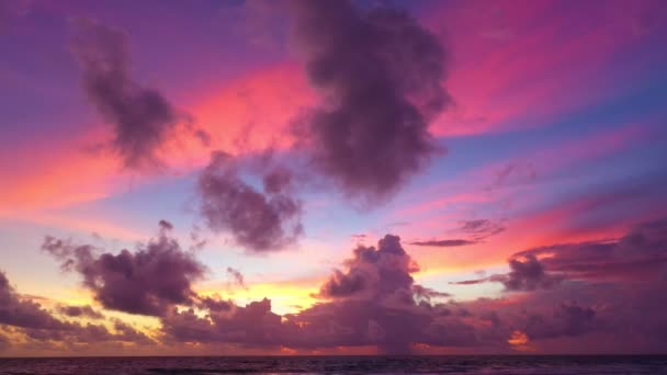 Buntes Licht Durch Die Wolke Über Dem Ozean Wolken Bewegen — Stockvideo