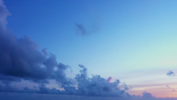 云彩在令人惊艳的夜空中缓慢的在黄昏中移动 多彩的浪漫的天空日落 天空背景中的云彩 — 图库视频影像