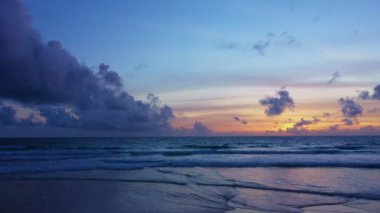 Bulutlar alacakaranlıkta gökyüzünde yavaşça hareket ediyor. Doğa videosu çok kaliteli. Gökyüzünde bulutlu, romantik gökyüzü günbatımı sahnesi.