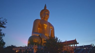 Ang Thong bölgesindeki Büyük Buda 'nın yeni altın rengi Tayland' daki en büyük Buda heykeli ve dünyanın en büyüğü.