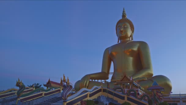 Cenário Por Sol Atrás Grande Marco Dourado Buda Tailândia Wat — Vídeo de Stock