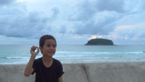 Chico Descarado Playa Sosteniendo Una Bola Cristal — Vídeo de stock