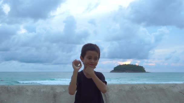 Chłopiec Trzymający Kryształową Kulę Obok Bariery Fal Plaży Kata Phuket — Wideo stockowe