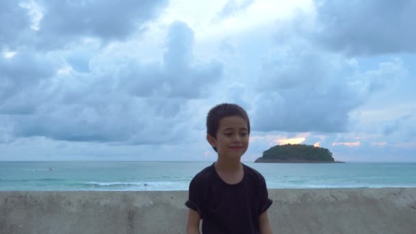 可爱的男孩站在墙边 手里拿着一个水晶球 — 图库视频影像