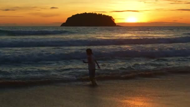 Chłopiec Bawiący Się Plaży Podczas Zachodu Słońca Rajska Plaża Błękitne — Wideo stockowe