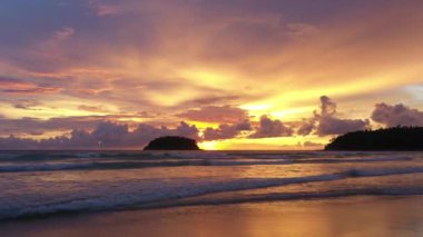 Meditasyon okyanusu ve gökyüzü arka planı. Görkemli gün batımı veya gündoğumu bulutlu arkaplan.