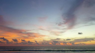 Yaz günü gün batımında deniz manzarası
