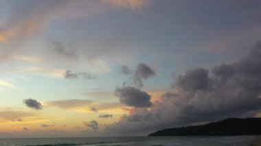 Yaz günü gün batımında deniz manzarası