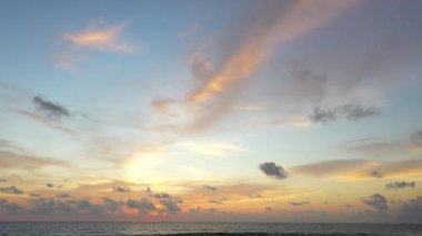  Gökyüzü ve deniz üzerinde gün batımı