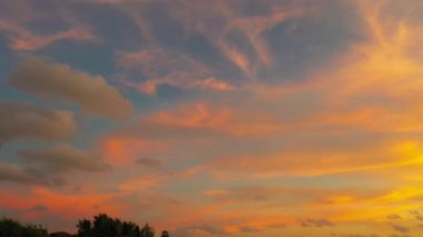 Gün batımında manzara sarı gökyüzü.