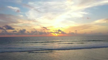 Yaz günü gün batımında deniz manzarası