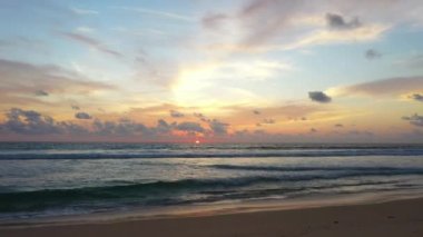 Yaz günü gün batımında deniz manzarası