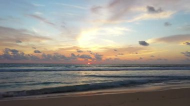  Gökyüzü ve deniz üzerinde gün batımı