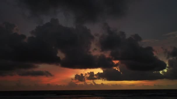 Cielo Con Puesta Sol Sobre Mar — Vídeos de Stock