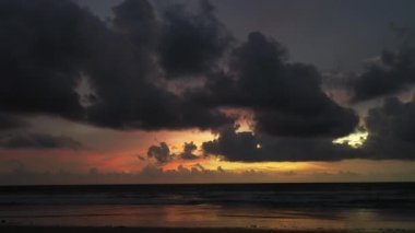 Güzel okyanus ve gökyüzü arkaplanı. Kata sahilinde gün batımı ya da gündoğumu gökyüzü