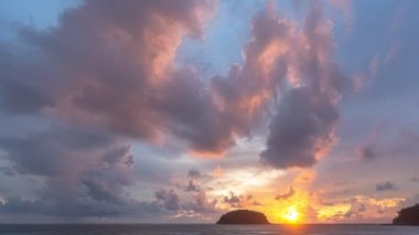 Pu adası Kata sahilinde gün batımında çarpıcı bir hava var. Romantik gökyüzü günbatımı. Arka planda yavaş hareket eden bulutlarla birlikte..