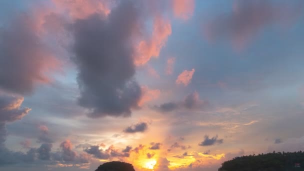 Lapso Tempo Céu Deslumbrante Pôr Sol Sobre Ilha Praia Kata — Vídeo de Stock