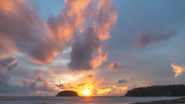 Lapso Tiempo Impresionante Cielo Atardecer Sobre Isla Kata Playa Phuketescena — Vídeos de Stock