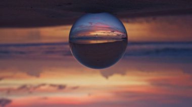 Kristal kürenin içinde güzel bir gün batımı