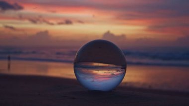 Gökyüzü alacakaranlıkta kristal kürede pürüzsüz dalgalar