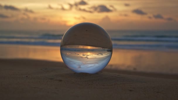 美丽的落日在海滩上的水晶球 — 图库视频影像