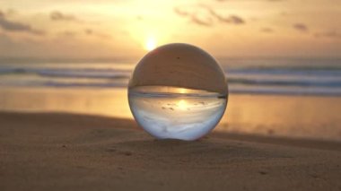 Kristal kürenin içinde güzel bir gün batımı