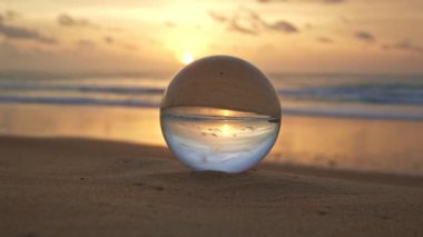 Zaman geçiyor. Güneş kristal küre içinde denize batıyor.