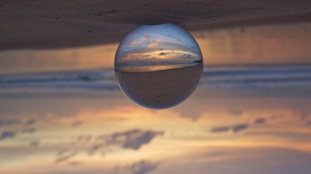 Schöner Sonnenuntergang Strand Kristallkugel — Stockvideo