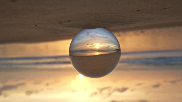Kristal Küreyle Kumsaldaki Güzel Doğanın Zamanaşımı Görüntüsü — Stok video