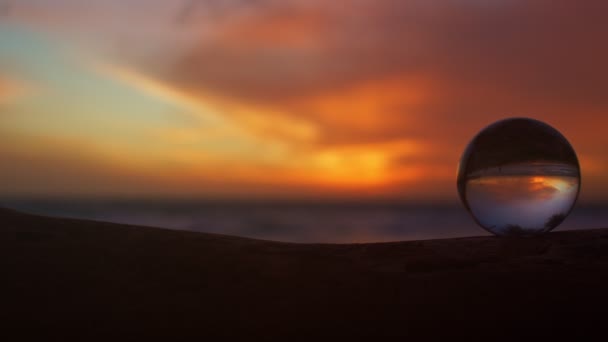 Vista Playa Atardecer Dentro Bolas Cristal Sobre Una Madera — Vídeos de Stock