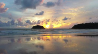 Güzel okyanus ve gökyüzü arkaplanı. Kata sahilinde gün batımı ya da gündoğumu gökyüzü