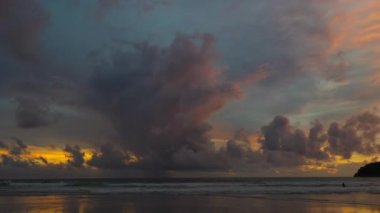 Bulutlar ve okyanus manzaralı gün batımı gökyüzü
