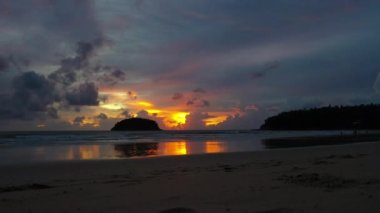 Güzel okyanus ve gökyüzü arkaplanı. Kata sahilinde gün batımı ya da gündoğumu gökyüzü