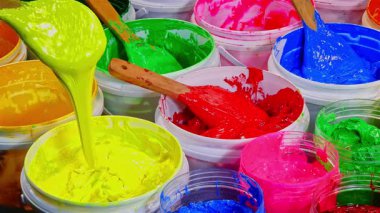 Fabrika ve mağazalar boyunca varillerde ve konteynırlarda depolanan Tişört baskı endüstrisinin temel hammaddesi, Fabrika Plastisol mürekkebi için Sanayi Plastisol Mürekkebi 'nin üst görüntüsüdür..