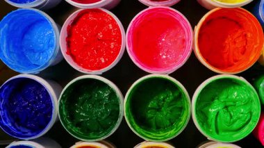 Sıra sıra dizilmiş renkli boya kapları