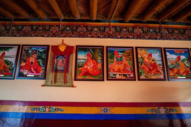 Thiksey Manastırı 'ndaki Tibet kronikleri kutsal hikayeleri ve dini inançları resmediyor. Yüzyıllardır süren özveri ve ruhani mirası yansıtan karmaşık güzel sanatlar sergiliyor..