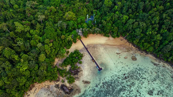 Surin Adaları 'ndaki Ao Mai Ngam' ın muhteşem kuş bakışı görüntüsü. Sahilin karşısında konaklamanın olduğu bir iskele var. Mercan resifleri ve balık sürüleri var. Dalgıçlar için bir varış noktasıdır..