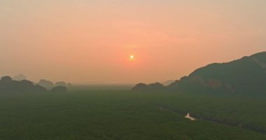 Yeşil dağların ve nehrin üzerinde gün batımı