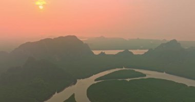 Sarmal Nehir ve Dağların Üzerinde Gün Batımı