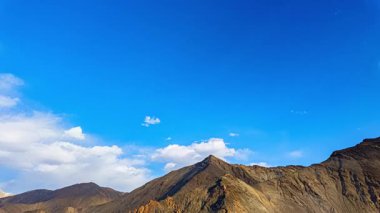 Berrak mavi gökyüzünün altındaki dağ