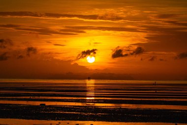 Sakin okyanusta gün batımını yakalamak